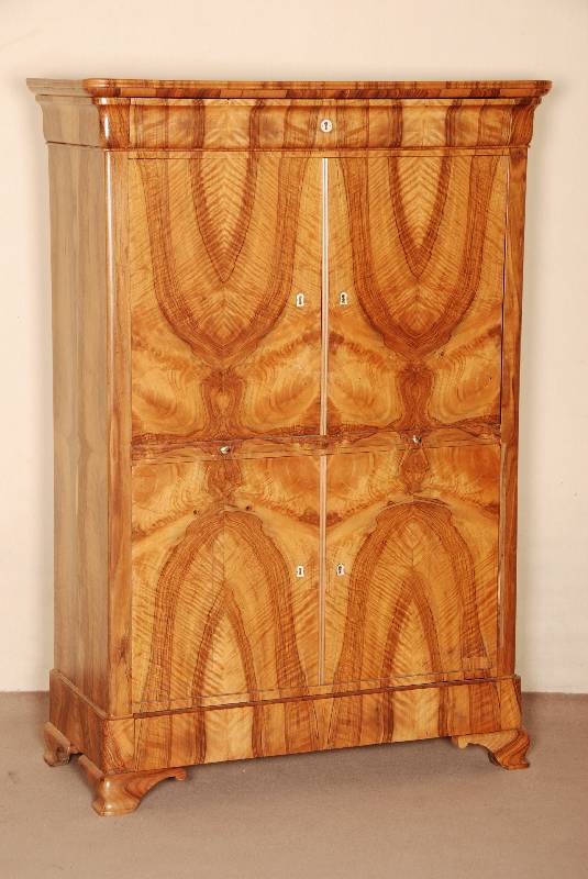Schrank, deutsch, um 1840, SpÄtbiedermeier, Kopf mit eingelassener Schublade, einfach getreppt, geschwungene Front mit sehr schÖn ausgesuchtem ...