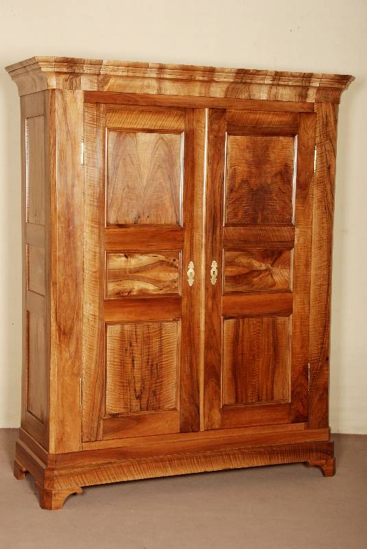 Biedermeierschrank, sÜddeutsch, um 1820/30, allseitig auf Rahmen gearbeitet, Nußbaum massiv, Inlets z.T. gespiegelt verlegt, schÖne Anordnung, ...