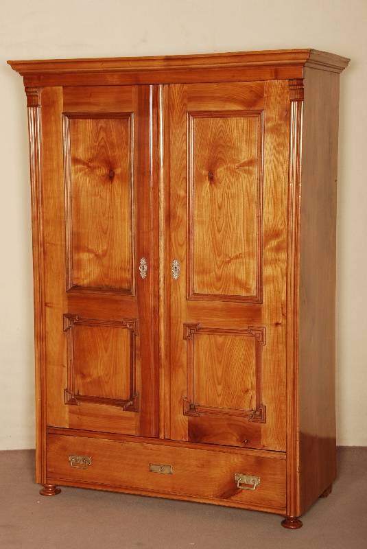 Schrank, um 1870/80, Kirschholz massiv, zweitÜriger Schrank mit Sockelschublade und Inneneinrichtung in Form von Ablagen und Kleiderstange, ...