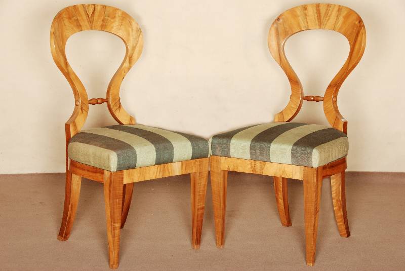 2 SchaufelstÜhle, Österreich/Wien, um 1825/30, Korpus Weichholz, Wurzelnußfurnier gespiegelt verlegt, feine Drechselarbeit, hohes FormgefÜhl, ...