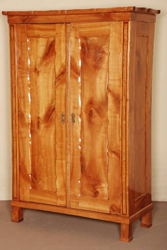 Kleiderschrank, deutsch, um 1835/40, Kirschbaum massiv, BrezelfÜllungen, ausgewÄhltes Holz gespiegelt angeordnet, vertikale Streifeneinteilung ...