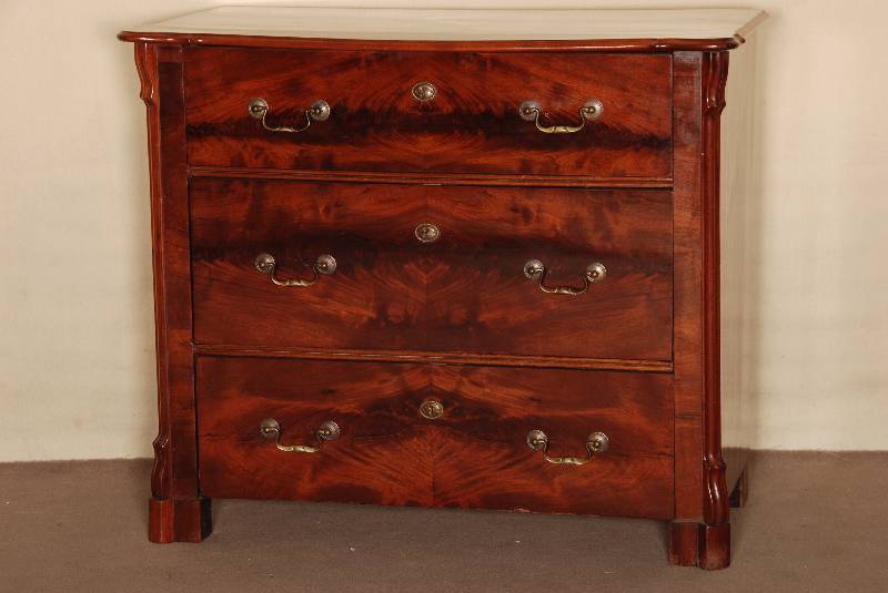 Kommode, mitteldeutsch, um 1840/50, 3 -schÜbig, Korpus Weichholz, abgeschrÄgte Ecken , Kanten doppelt gerieft, mit angedeuteten feinen ...
