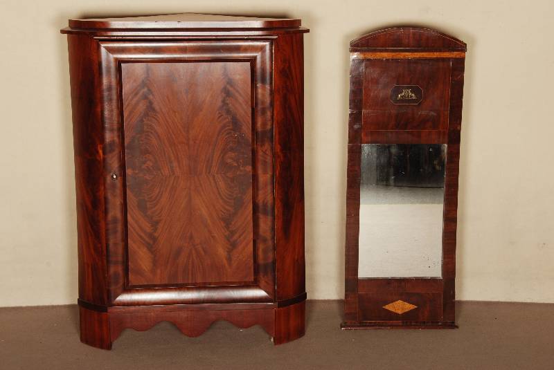 Spiegel, mitteldeutsch, um 1820/25, Korpus Weichholz, Mahagonifurnier gespiegelt verlegt, bzw. Bergahornwurzel und Birke als Intarsien verlegt, ...