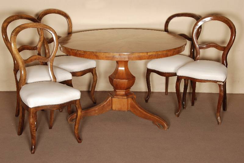 5 LÖffelstÜhle, sÜddeutsch, um 1880/90, Buche massiv, auf Nußbaum gebeizt, allseitig geschweift, Louis-Philippe-Stil, Kunstlederbezug, ...