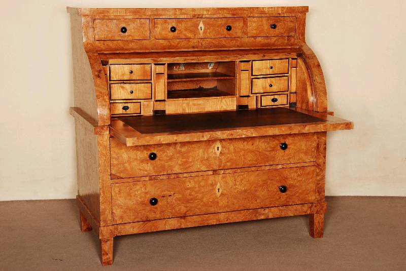 PrunkrollsekretÄr, sÜddeutsch, um 1820/30, Korpus Weichholz/Hartholz, Ahornwurzelfurnier gespiegelt bzw. doppelt gespiegelt verlegt, 2 ...