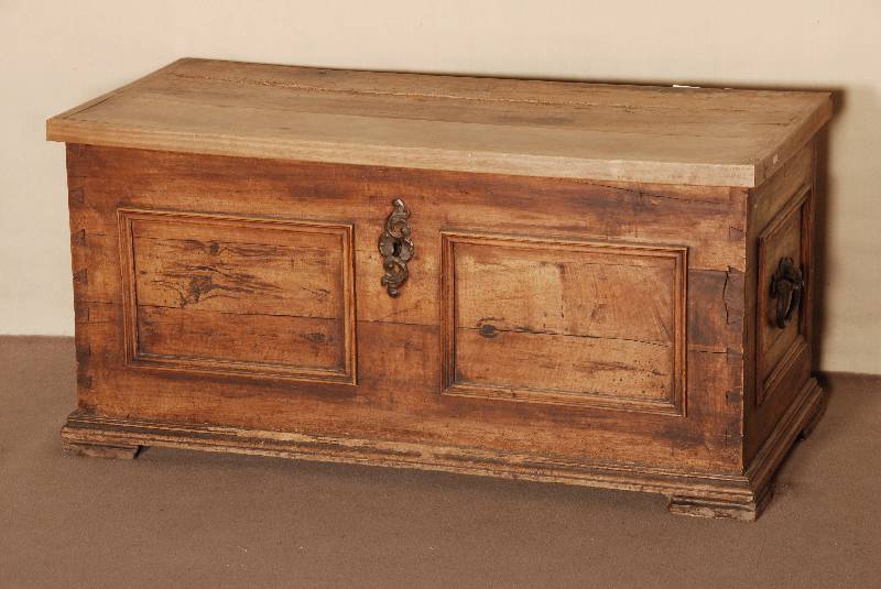 Linnen- bzw. Hochzeitstruhe, deutsch, um 1800/30, Nußbaum massiv, aufgesetzte Zierleisten, diese doppelt bzw. 3-fach getreppt, original ...