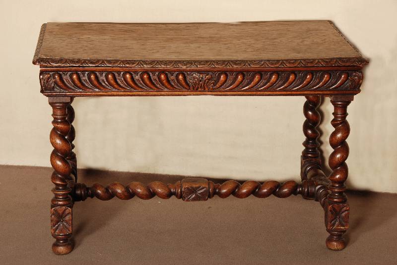 Eßzimmertisch, Belgien/Niederlande, um 1890/1900, Gestell Eiche massiv, Beine verschrÄnkt, reiche Drechselarbeit, Rosettenverzierung, Zarge tief ...