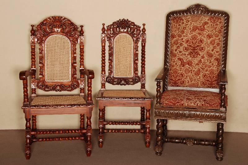 Stuhlsessel, deutsch, um 1880/90, Nußbaum massiv, Rahmen reich im Renaissancestil geschnitzt, Drechselarbeit, FÜße verschrÄnkt, Bezug um 1960 ...
