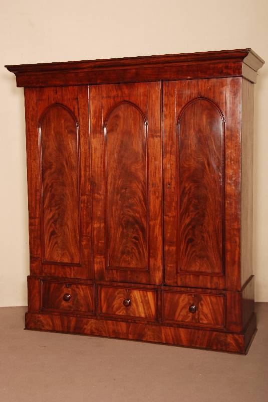 Schrank, England, um 1830/40, Georg III, Korpus Weichholz, Mahagoni furniert und massiv , auf umlaufender Fußleiste, unten 2 Schubladen, 3 ...