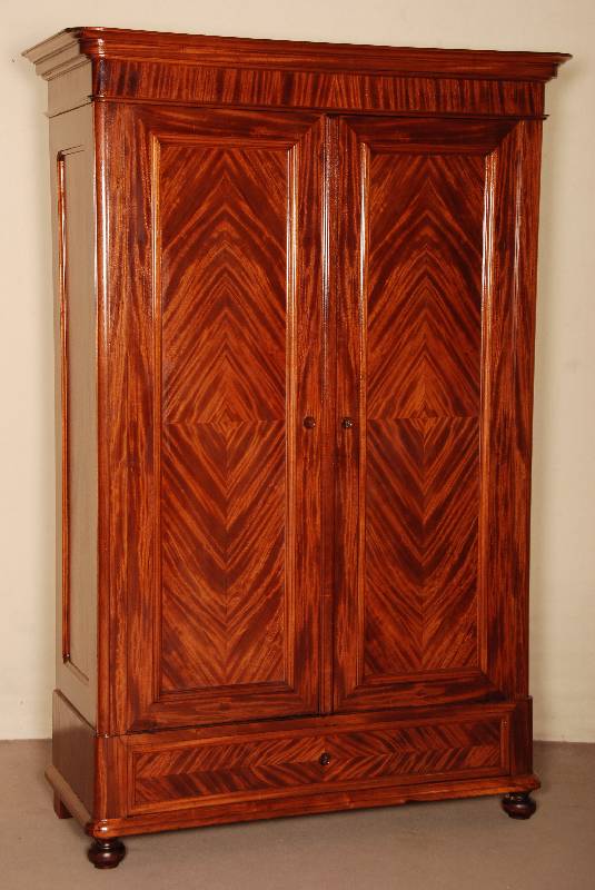 SpÄtbiedermeierschrank, deutsch, um 1840, Mahagoni gespiegelt verlegt, auf KugelfÜßen, sogenannte Blenderschublade, gerahmte FÜllungen mit ...