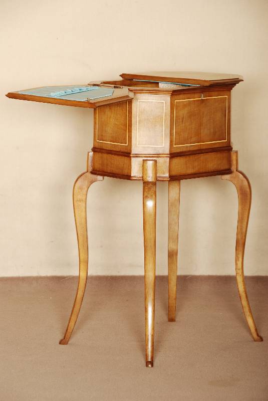 Handarbeitstischchen, Holland, um 1840/50, Mahagoni, SpÄtbiedermeier, auf gebogenen Beinen, 8-eckiges KÄstchen mit Fadenintarsien, Platte zu ...