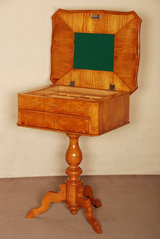 Handarbeitstischchen, deutsch, um 1870, Louis-Philippe, Esche, z.T. furniert, balusterfÖrmiger Fuß, 3-fach ausladend, Deckel aufklappbar, 2 ...