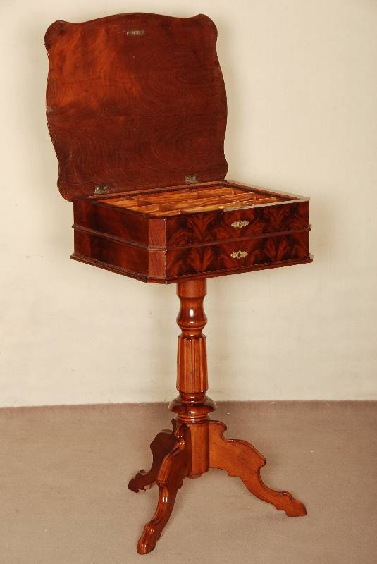 NÄhtisch, deutsch, um 1860, Louis-Philippe, Korpus Weichholz, Mahagonifurnier gespiegelt, auf gedrechselten SÄulenfÜßen, 3-fach ausladend ...