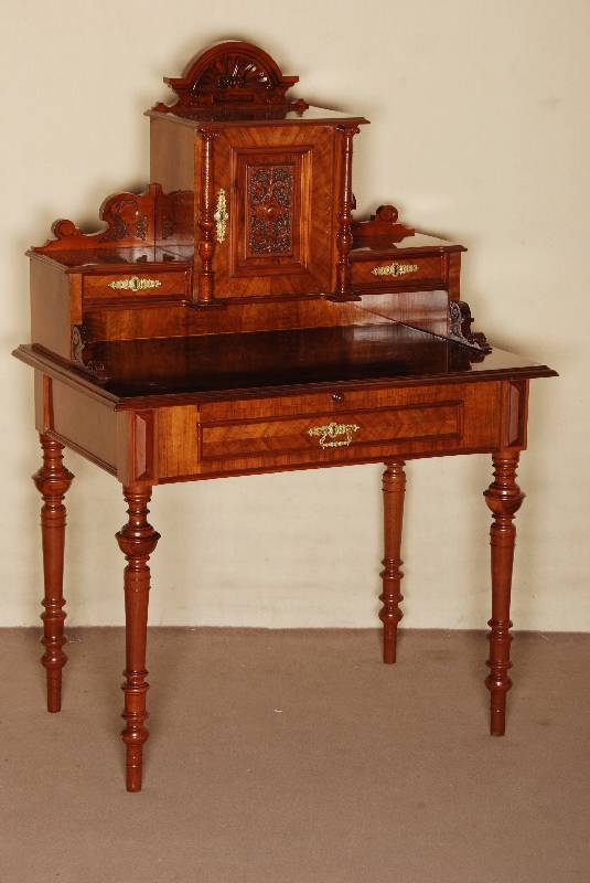 Damenschreibtisch, deutsch, um 1880, Korpus Weichholz, Nußbaum furniert, auf gedrechselten Beinen, unter der Arbeitsplatte Schublade und Platte ...