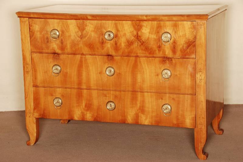 Kommode, sÜddeutsch, um 1800, Biedermeier, Kirschholz grÖßten Teils massiv, auf gebogenen Beinen, leicht ausgestellt, 3 Schubladen mit ...