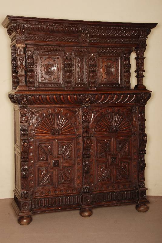 Aufsatz- bzw. Wirtschaftsschrank, Holland, um 1870, Eiche massiv, im SpÄtrenaissancestil, auf KugelfÜßen, seitlich kassettierter gerader Korpus ...