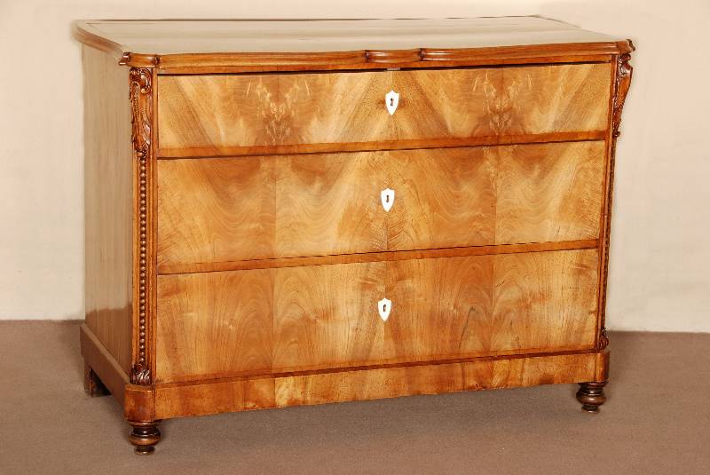 3-schÜbige Kommode, sÜddeutsch, um 1840/50, Korpus Weichholz, Wurzelnußfurnier doppelt gespiegelt verlegt, schÖnes durchgehendes Furnierbild, ...