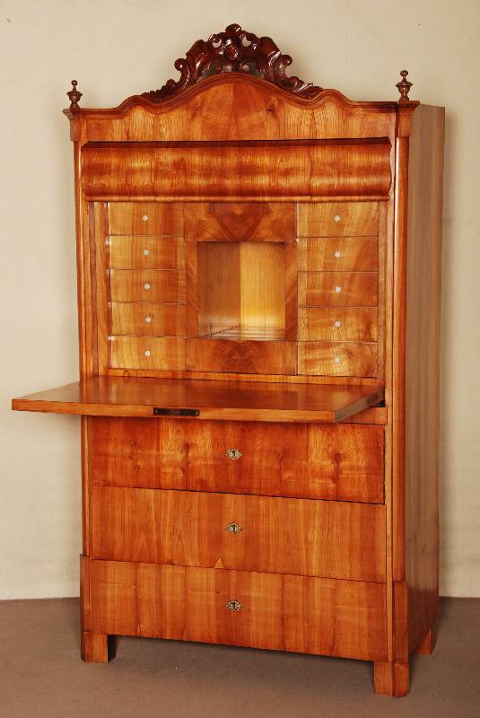 SchranksekretÄr, sÜddeutsch, um 1835, Korpus Weichholz, 3-schÜbig, BrezelfÜllung, Kopf 3 -fach geschweift, Aufsatz Kirschbaum, Kirschbaum- ...
