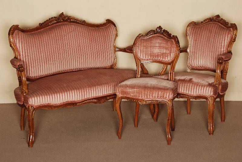 Salongruppe, Frankreich, um 1890, bestehend aus Sofa, 2 Stuhlsesseln und 4 StÜhlen, Nußbaum massiv, im Rokokostil, allseitig geschweift, reiche ...