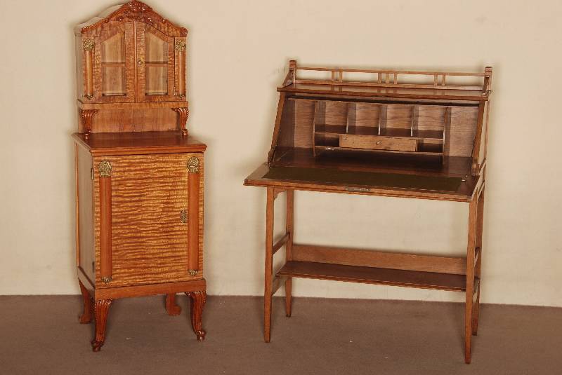 Prunkvolles NachtschrÄnkchen, Frankreich/wohl Nancy, um 1890/1900, Korpus Eiche massiv, Bergahornwurzelfurnier gespiegelt verlegt, angedeutete ...