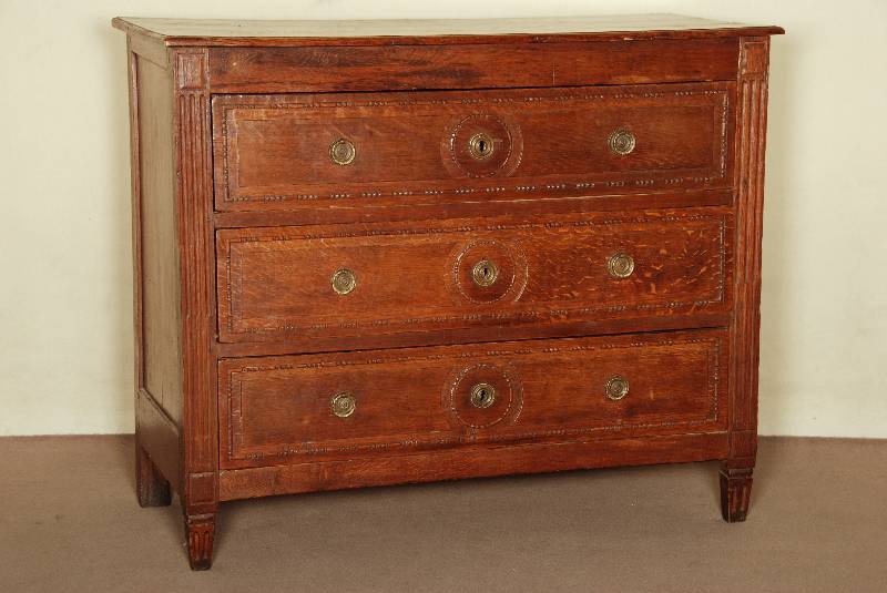 3-schÜbige Kommode, Westrich, um 1780/1800, Eiche massiv, Schubladenfront aus dem Vollholz geschnitzt mit Rosetten und Zierleisten in Stab- und ...