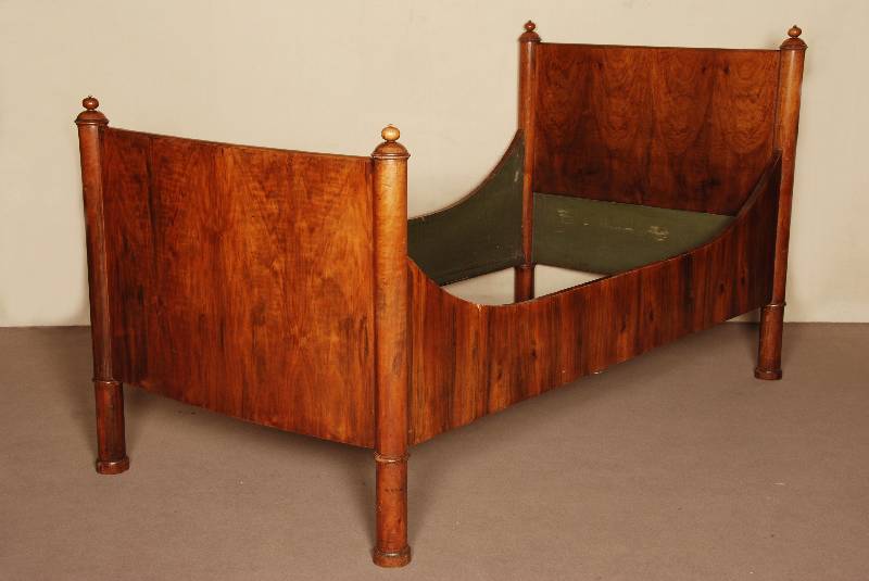 Biedermeierbett, mitteldeutsch, um 1830, Korpus Weichholz, Wurzelnußfurnier, doppelt gespiegelt verlegt, SÄulenbegrenzung, qualitÄtvolle ...