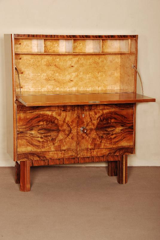 sogenanntes HallermÖbel, deutsch, um 1928/32 , hervorragende Verarbeitung, bestes Holz, kaukasisch Wurzelnußfurnier doppelt gespiegelt , in edler ...
