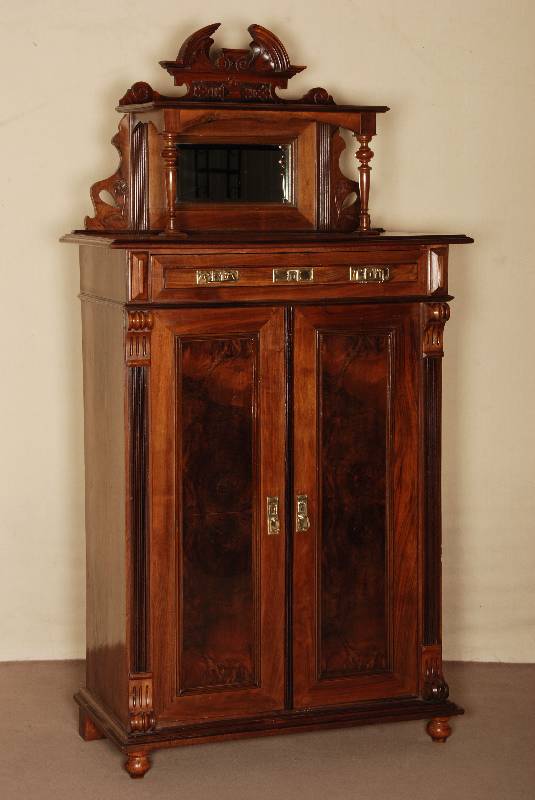 Vertiko, deutsch, um 1880/90, Korus Weichholz, Wurzelnußfurnier z.T. gespiegelt verlegt, Aufsatz massiv, reiche Drechselarbeit , RÜckenteil ...