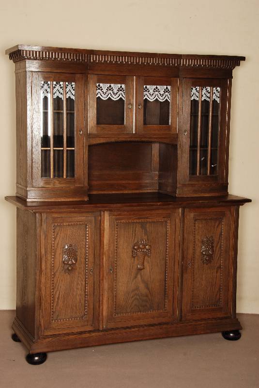 Aufsatzschrank, deutsch, um 1910, spÄter Jugendstil, Korpus Weichholz, Eiche massiv, z .T. Eichefurnier, auf Rahmen gearbeitet, aufgesetzte ...