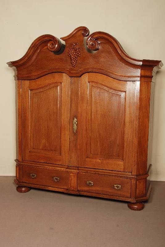 Flurschrank, mitteldeutsch, um 1770/80, Eiche massiv, abgeflachte Ecken, doppelt getreppte Leisten, Front auf Rahmen gearbeitet , Inlets einfach ...