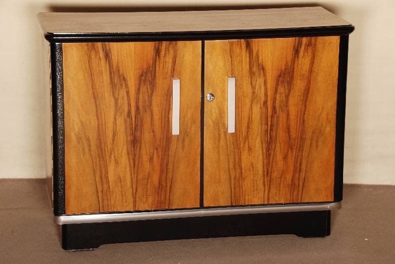 ArtDeco-Sideboard, Frankreich, um 1920, kaukasischer Nußbaum (vornehmlich Wurzelholz), zum Teil schwarz abgesetzt, schÖne große ...