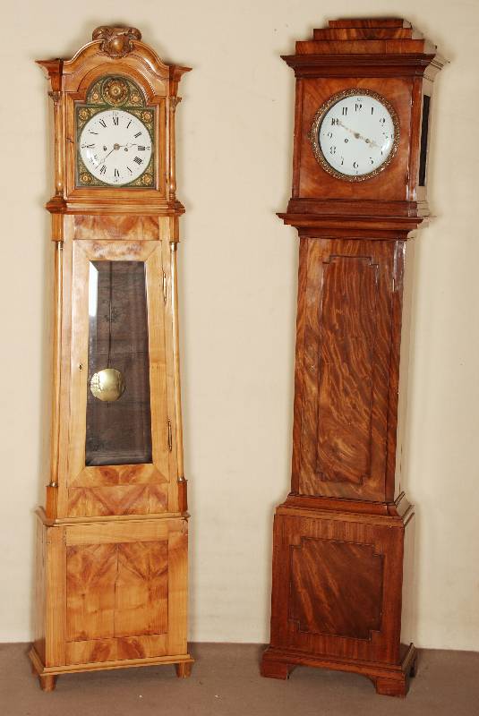 Bodenstanduhr, deutsch, um 1820, Biedermeier , MahagonigehÄuse, z.T. furniert, gerader profilierter Korpus, getreppter Uhrenkasten, seitlich mit ...