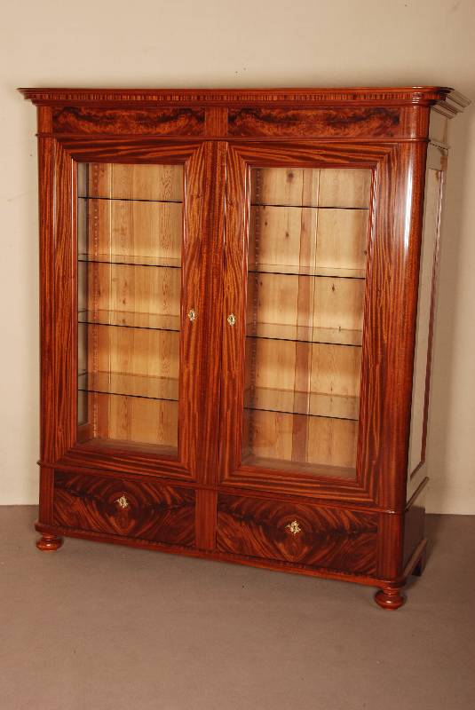 Schrank, deutsch/Rheinhessen, um 1830/40, SpÄtbiedermeier, Korpus Weichholz, Mahagoni furniert, auf KugelfÜßen, unten 2 große Schubladen, ...