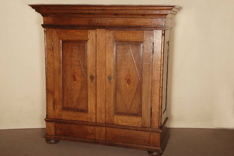 Biedermeierschrank, norddeutsch, um 1810, Eiche massiv, auf eckigen FÜßen, in den Ecken 1/4-SÄulen mit Kapitelen, TÜrfÜllungen karofÖrmig ...