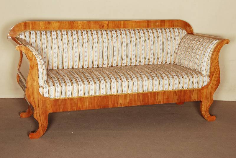 Biedermeiersofa, deutsch, um 1820, Weichholz und Kirschbaum massiv, Kirschbaum furniert gespiegelt verlegt, auf gebogenen FÜßen, leicht ...