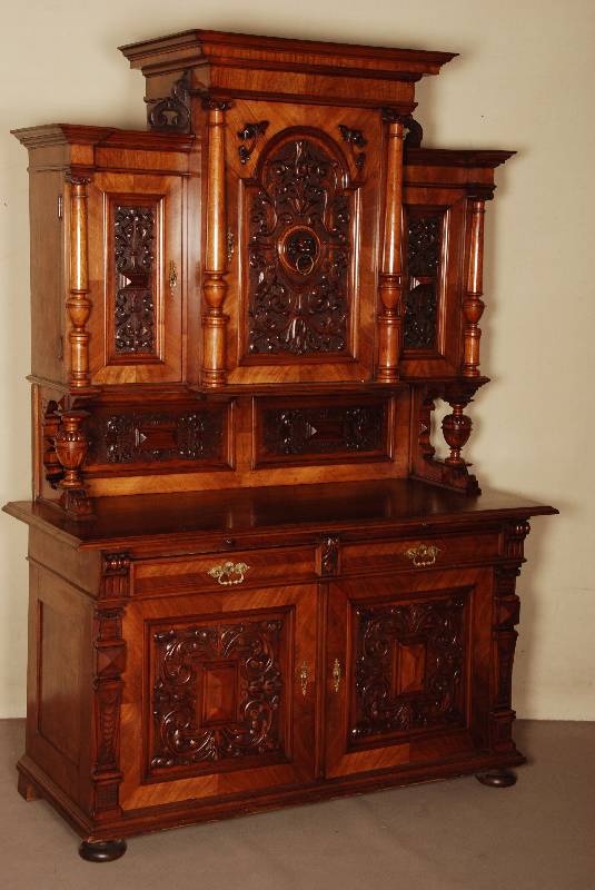 Aufsatzbuffet, deutsch/wohl Berlin, um 1880, Nußbaum, z.T. massiv, Unterteil Lisenen geschnitzt und konisch auslaufend, TÜrfÜllungen und ...