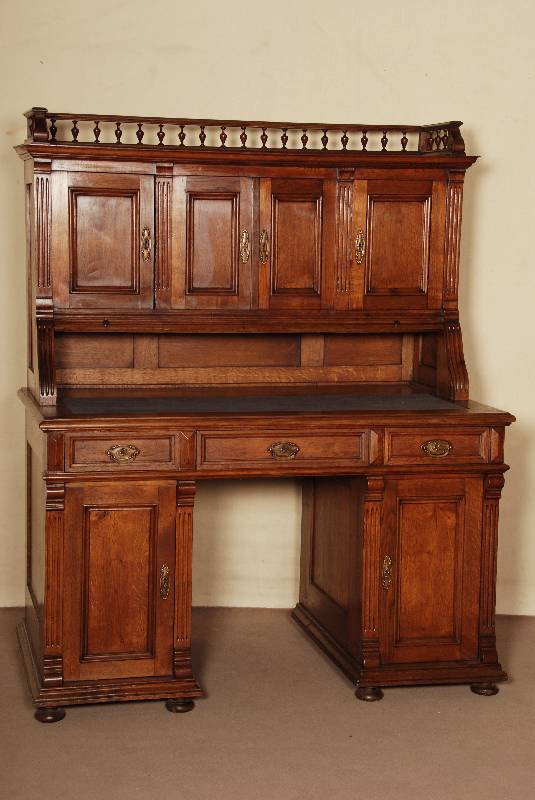 Schreibtisch mit Aufsatz, deutsch, um 1880, GrÜnderzeit, Eiche massiv, auf gedrÜckten KugelfÜßen, schÖne profilierte Fußleiste Lisenen oben ...