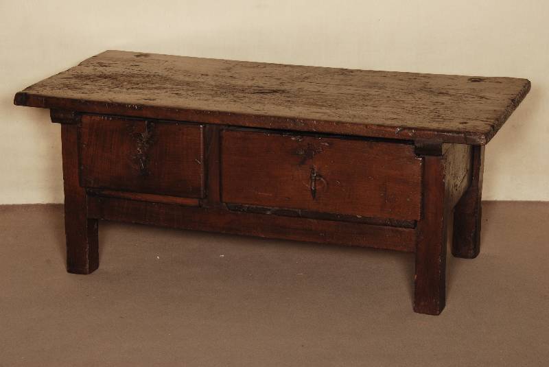Couchtisch, Frankreich, um 1740/60, Kastanie und Eiche massiv, ehemaliger Bezahltisch, eckige Beine gekÜrzt (ca. 6 cm), hohe Zarge mit 2 großen ...