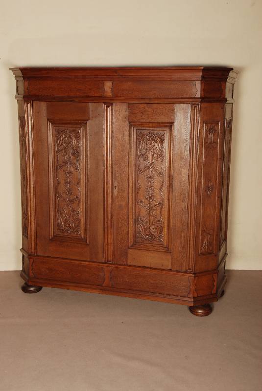Dielenschrank, deutsch/Raum Rheinhessen/Trier, um 1770/80, Eiche massiv, Front und Seiten auf Rahmen gearbeitet, abgekantete Ecken, horizontale ...