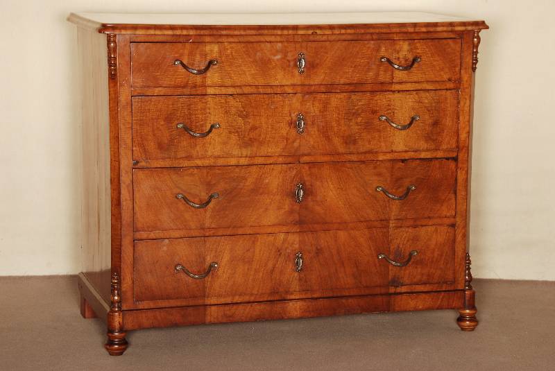 Kommode, deutsch, um 1845/50, Korpus Weichholz, Nußbaum furniert, auf kleinen KugelfÜßen, 4-schÜbig, an den Ecken abgeschrÄgter gerader ...