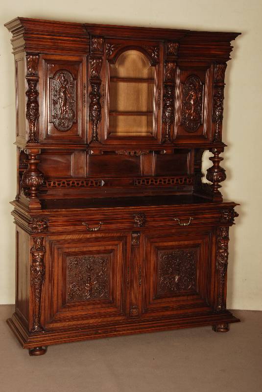 Aufsatzbuffet, deutsch, um 1880, GrÜnderzeit , Nußbaum massiv, z.T. furniert, Lisenen oben und unten mit 3/4-Figuren auf geprÄgtem Leder, ...