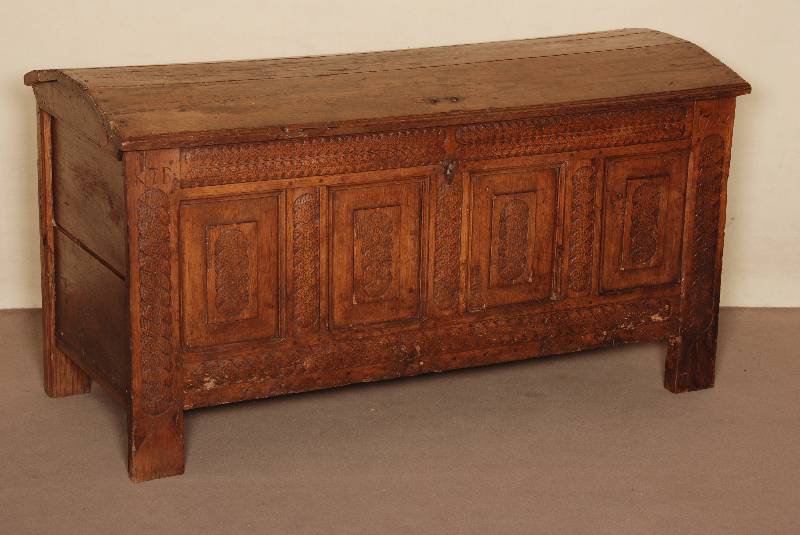 Truhe, norddeutsch, datiert 1799, Eiche massiv, Deckel leicht abgerundet, Front rundum mit Bandelwerkschnitzerei, FÜllungen kassettiert, innen ...