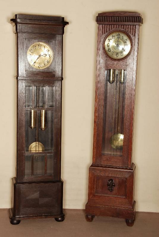 Standuhr, deutsch, um 1910, GehÄuse Eiche, z.T. furniert, gerader Korpus, TÜr mit facettgeschliffenem Glas, Uhr neu lackiert, Werk lt. ...