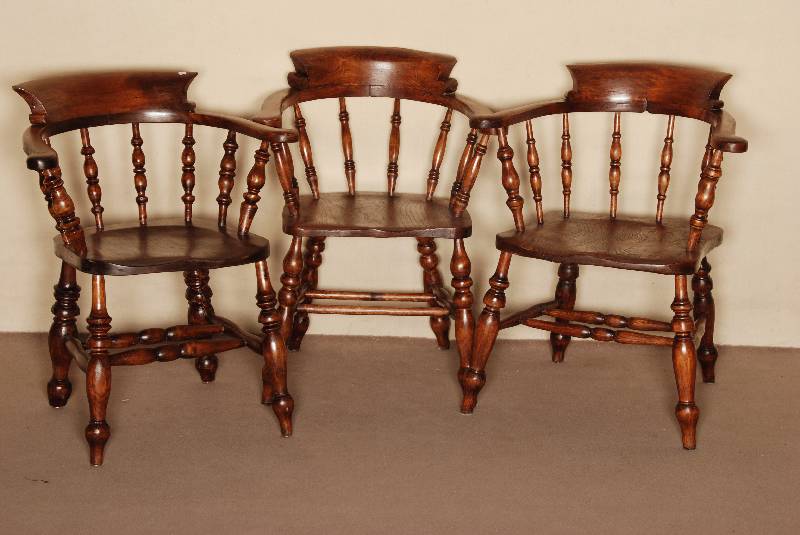 Windsorstuhl, England, um 1840, Obstholz mit RÜstersitzflÄche, Beine und RÜckenlehne gedrechselt und versprosst, Sitz an die KÖrperform ...