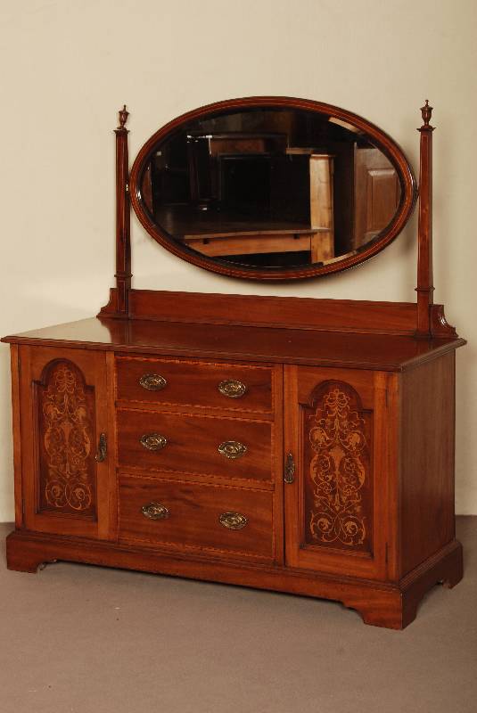 Schminkkommode, England, um 1900, Jugendstil , Korpus Mahagoni massiv, z.T. furniert, 3 Schubladen mit umlaufender Bandintarsie, 2 TÜren, ...