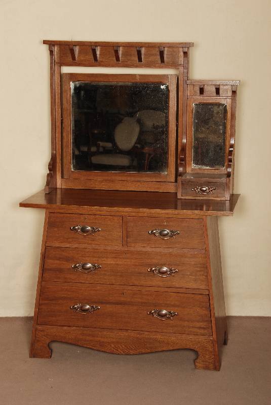 Konische Kommode mit Spiegelaufsatz, England, um 1900, Jugendstil, Eiche massiv, Hersteller Batchelar & Sons Ltd., original florale ...