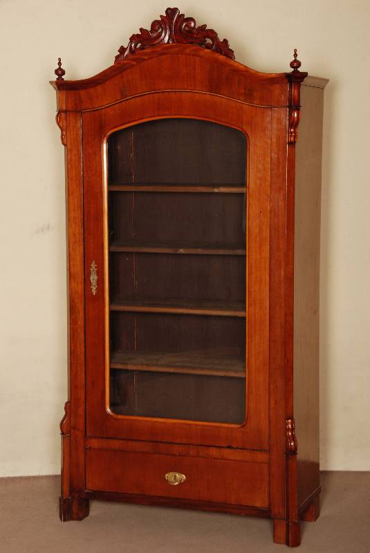Vitrinenschrank, deutsch, um 1870, Korpus Weichholz, Mahagonifurnier, unten eine Schublade, 1-tÜrig verglast, abgeschrÄgte Ecken, in Voluten ...