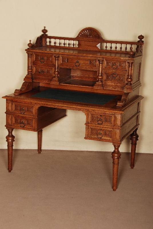 Schreibtisch, deutsch, um 1880, GrÜnderzeit, Eiche massiv, z.T. furniert, auf gedrechselten Beinen, Arbeitsplatte ausziehbar, darunter 4 ...