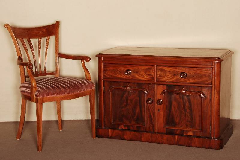 Halbschrank, England, um 1860, viktorianisch , Korpus Weichholz, z.T. Mahagoni massiv, furniert mit Pyramidenmahagoni, TÜren mit aufgesetzten ...