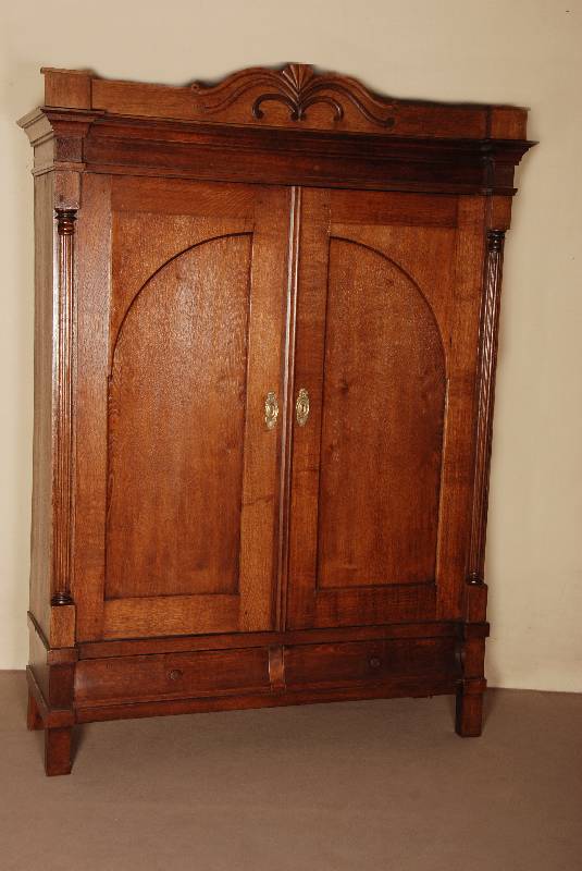 Kleiderschrank, deutsch, um 1830, Biedermeier, Eiche massiv, im Sockel 2 Schubladen, seitlich kannelierte HalbsÄulen, zerlegbar, Kopfleiste ...